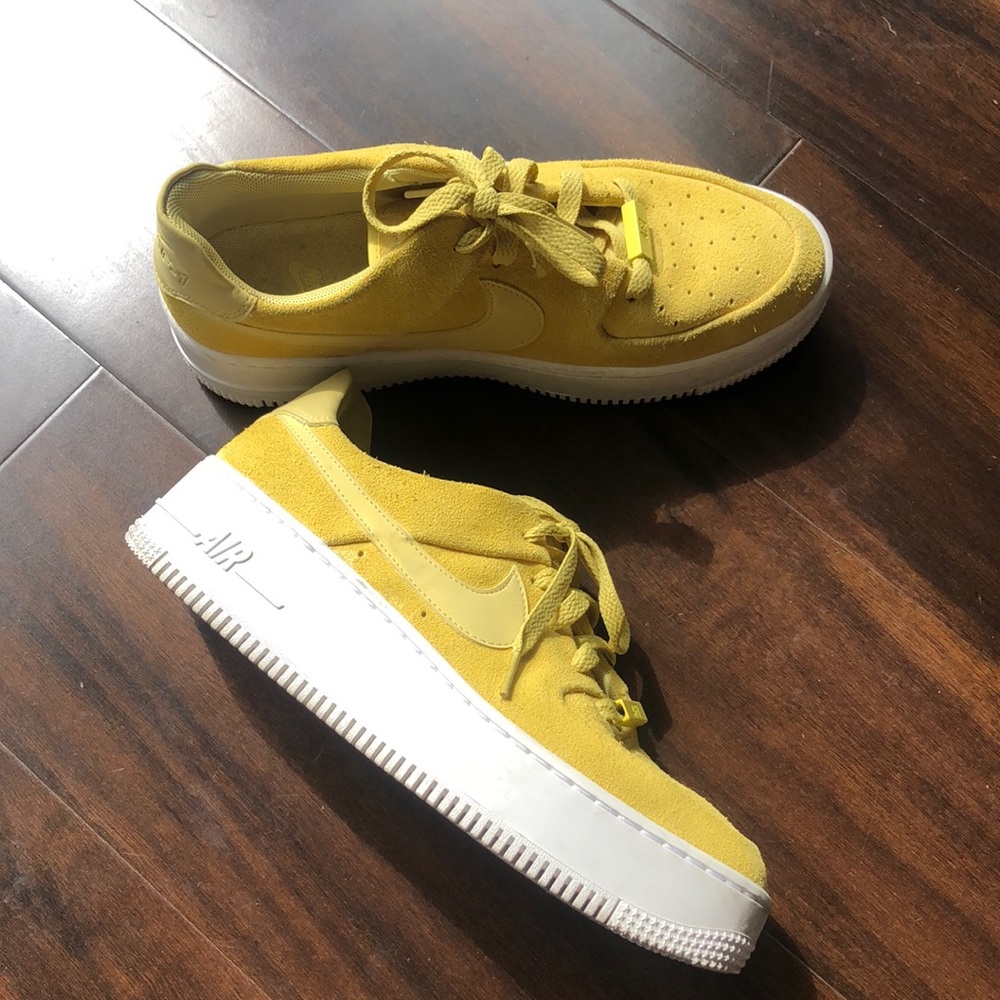 Nike Air Force 1 Sage Low in Celery